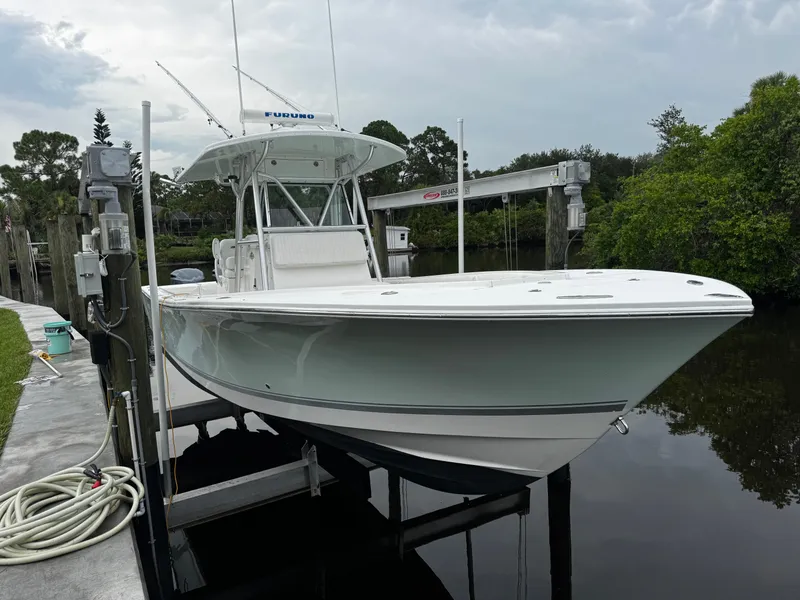 The Image of Regulator Marine 32 Forward Seating 2005 - 0