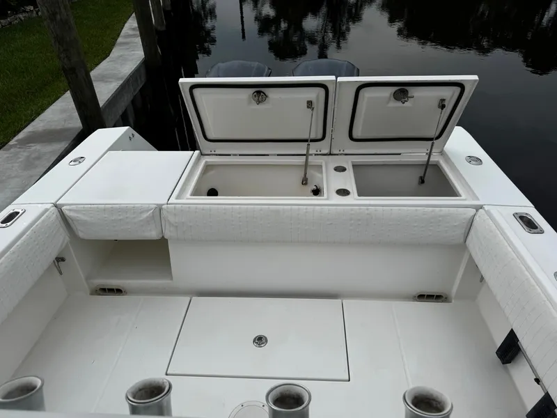 Slide: The Image of Regulator Marine 32 Forward Seating 2005 - 17
