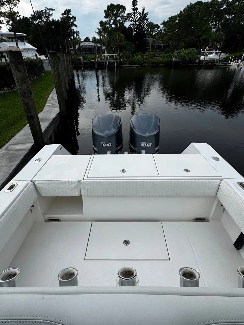 Slide: The Image of Regulator Marine 32 Forward Seating 2005 - 16