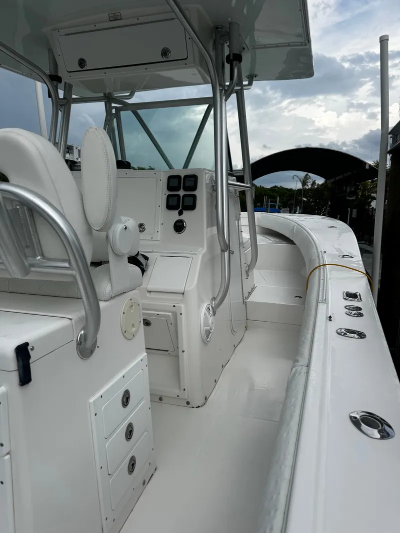 Slide: The Image of Regulator Marine 32 Forward Seating 2005 - 8