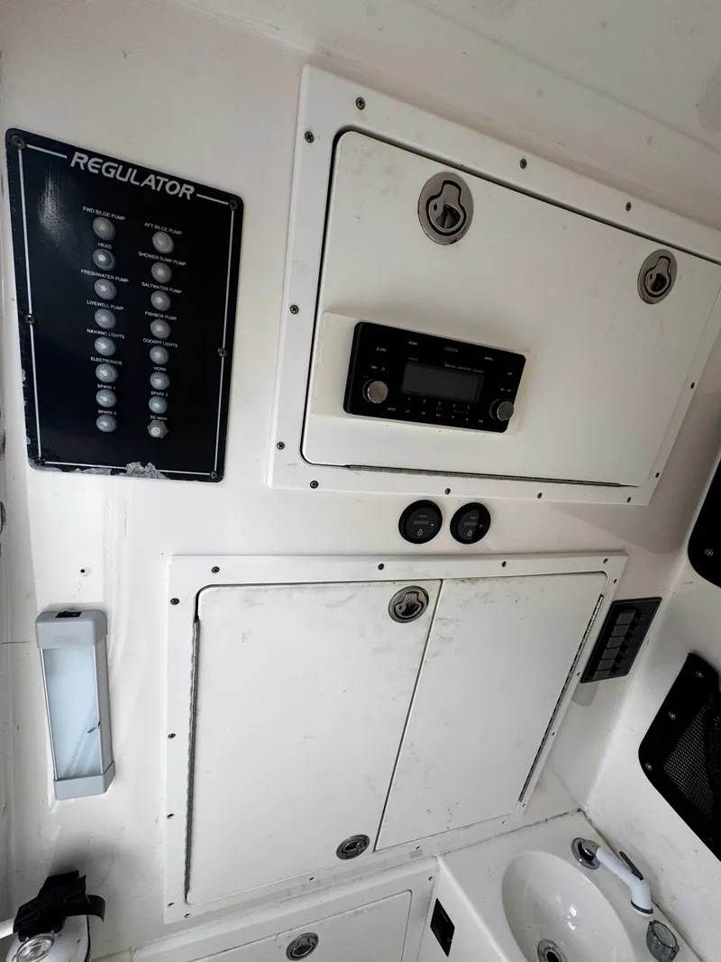 Slide: The Image of Regulator Marine 32 Forward Seating 2005 - 21