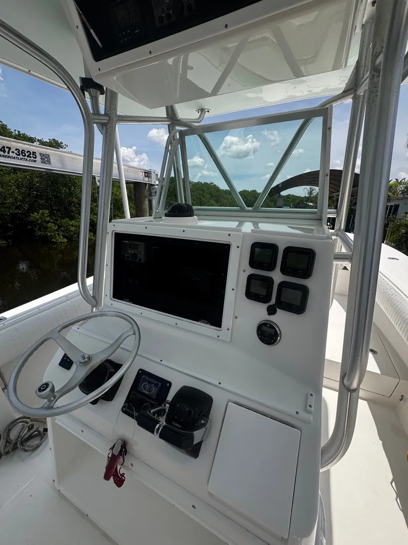 Slide: The Image of Regulator Marine 32 Forward Seating 2005 - 3