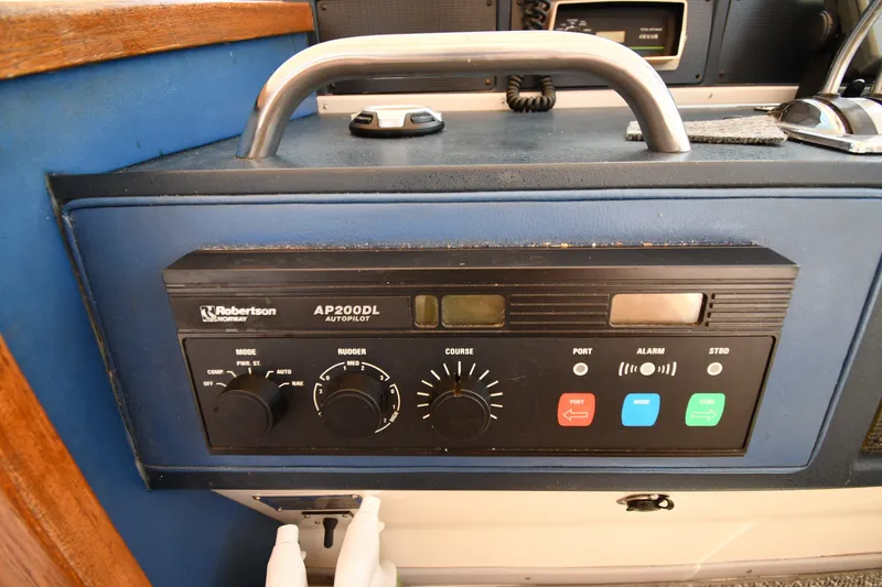 Slide: The Image of Autopilot control panel on 1989 Sea Ray 390 Express Cruiser boat dashboard. - 10