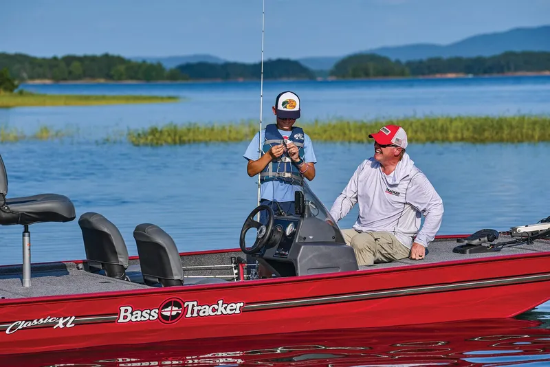 Slide: The Image of Tracker Bass Tracker Classic XL 2026 - 50