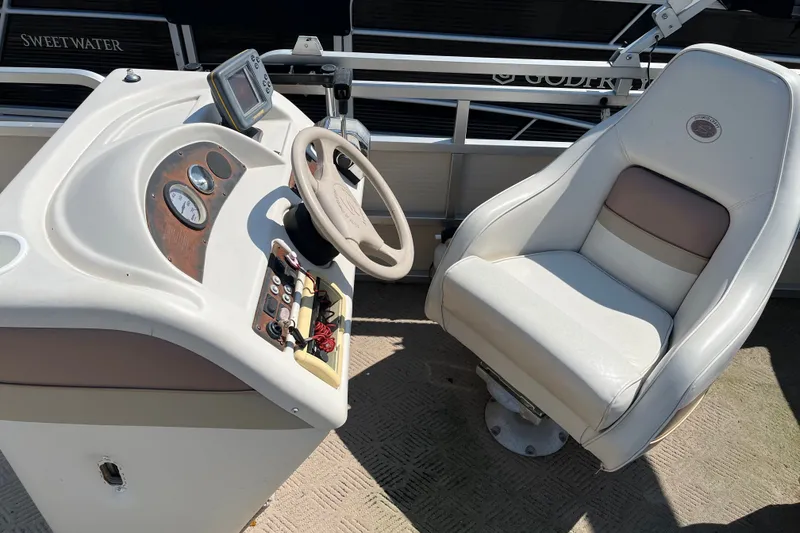 Slide: The Image of 2001 SMOKERCRAFT boat console with steering wheel and captain's chair. - 7