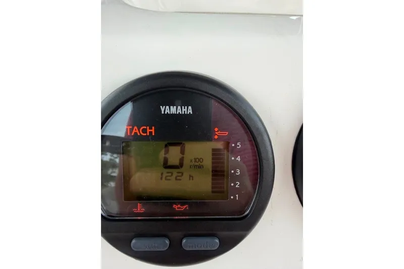 Slide: The Image of Yamaha tachometer displaying 122 hours on a 2014 Robalo 206 Cayman boat. - 12