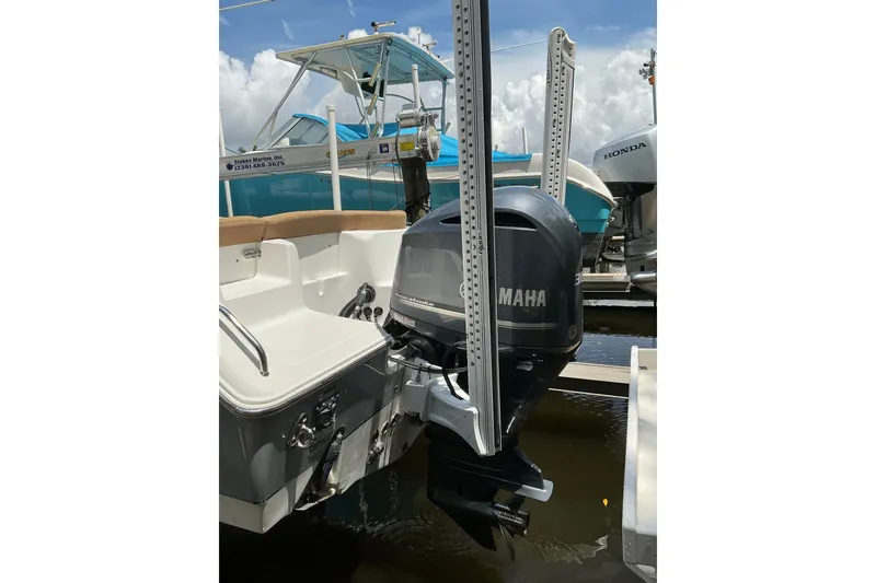 Slide: The Image of 2021 Sea Hunt Ultra 255SE boat with Yamaha outboard motor at marina. - 38