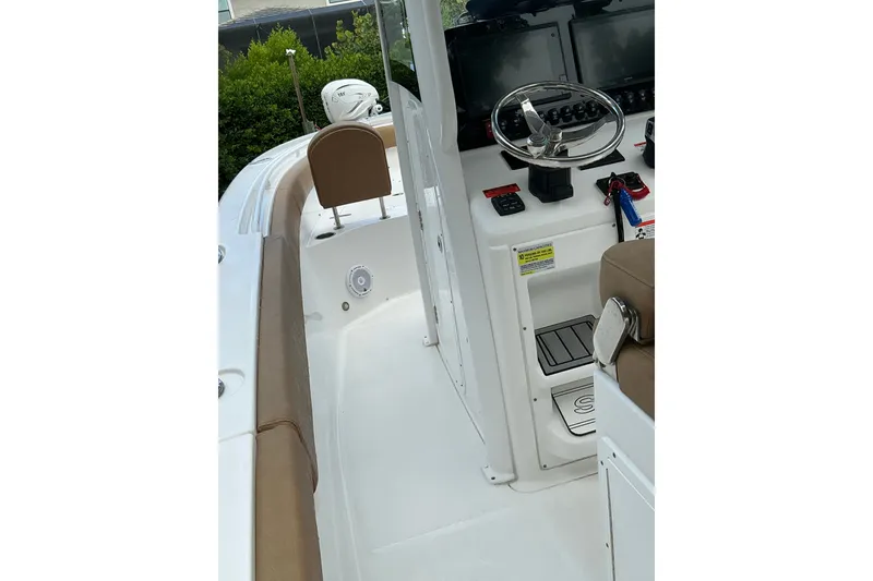 Slide: The Image of 2021 Sea Hunt Ultra 255SE boat interior with steering console and seating. - 18