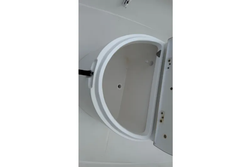 Slide: The Image of Livewell compartment on a 2007 SeaCraft SC 32 Master Angler boat. - 25