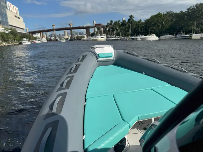Slide: The Image of Ranieri CAYMAN 27.0 SPORT TOURING 2025 on a scenic river with boats and bridge. - 6