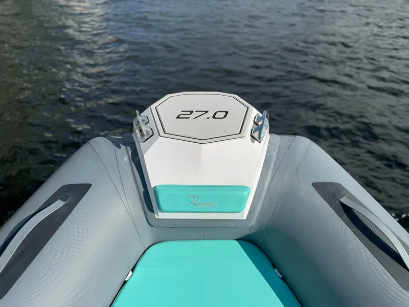 Slide: The Image of Ranieri CAYMAN 27.0 SPORT TOURING 2025 boat on water, close-up view. - 7