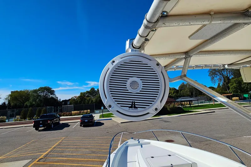 Slide: The Image of Speaker on 1996 Fountain 31 Tournament Edition boat under clear blue sky. - 32