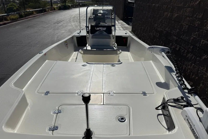 Slide: The Image of 2023 Mako Pro Skiff 17 CC boat with spacious deck and modern console. - 10