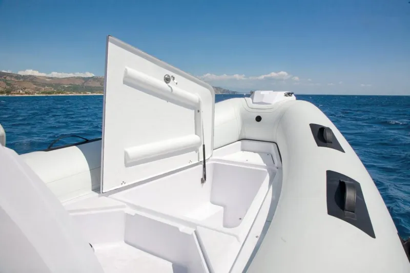 Slide: The Image of 2025 Ranieri CAYMAN 19 Sport boat on open sea, featuring storage compartment. - 13