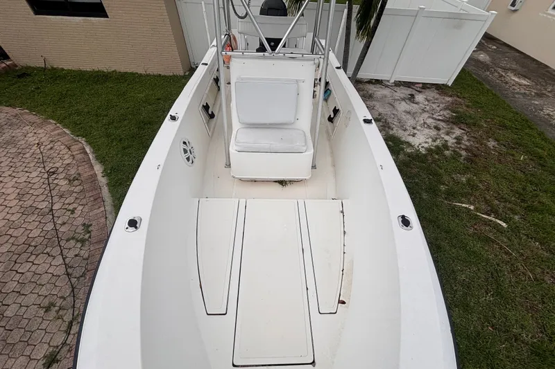Slide: The Image of 1992 Hydra-Sports 2000 CC boat interior, white deck, center console, outdoor setting. - 31
