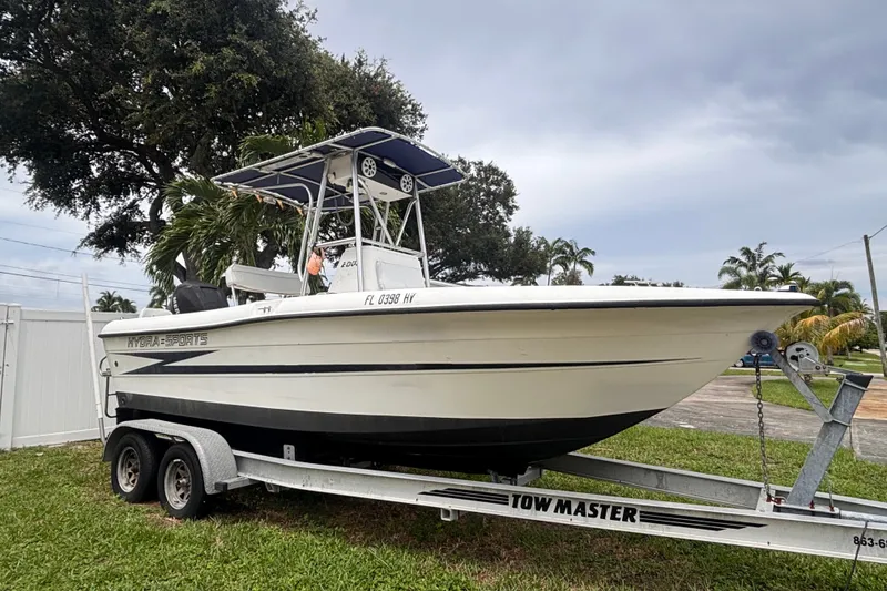 The Image of 1992 Hydra-Sports 2000 CC boat on Tow Master trailer, parked on grass. - 0