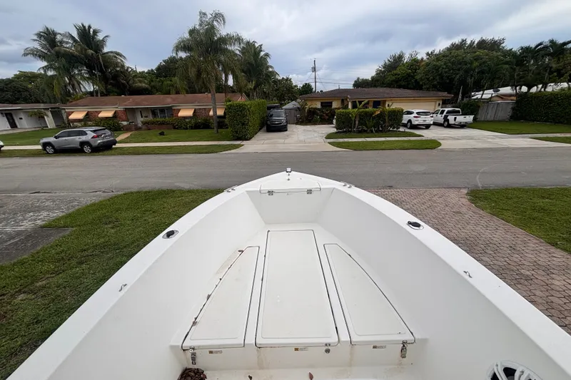 Slide: The Image of 1992 Hydra-Sports 2000 CC boat parked in a suburban neighborhood driveway. - 26