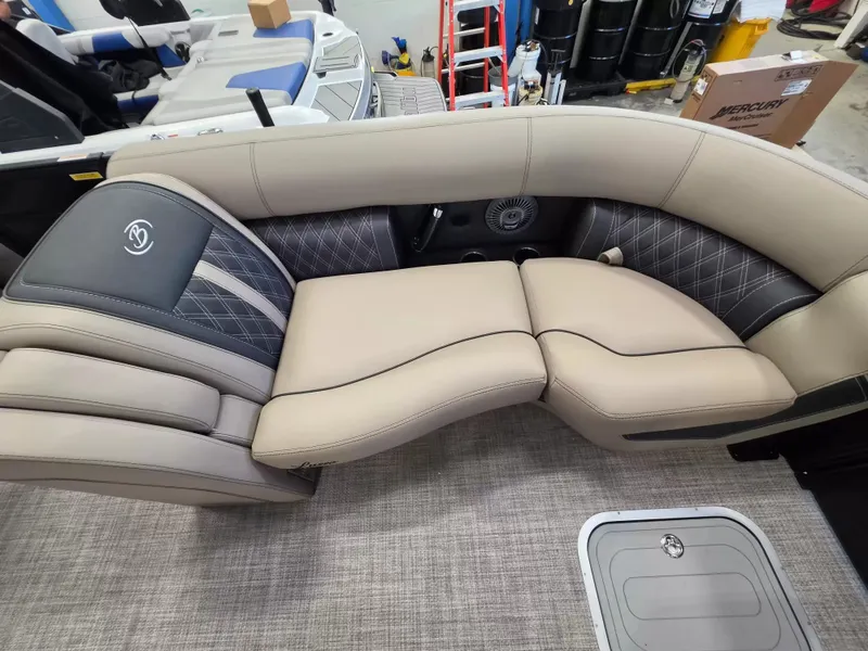 Slide: The Image of Barletta Lusso 25UE 2027 - 27
