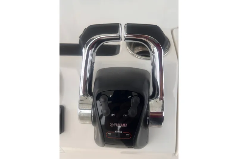 Slide: The Image of Yamaha throttle control on 2019 Regulator 28 Forward Seating boat. - 10