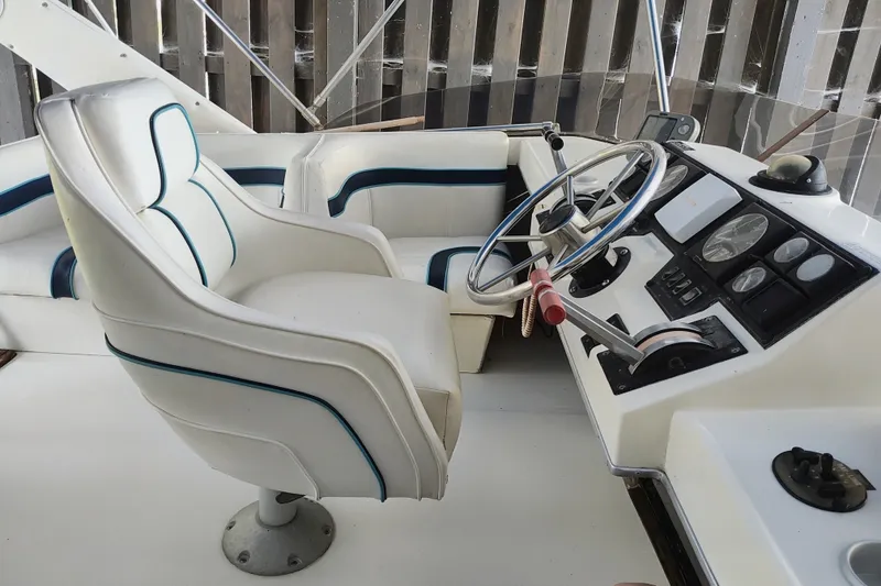 Slide: The Image of Bayliner 3818 Motoryacht 1988 - 15