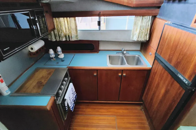 Slide: The Image of Bayliner 3818 Motoryacht 1988 - 29