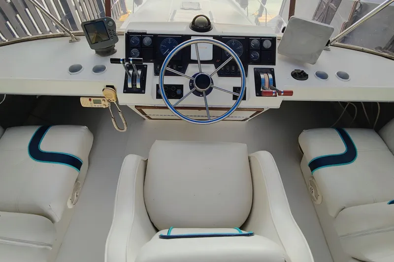 Slide: The Image of Bayliner 3818 Motoryacht 1988 - 16