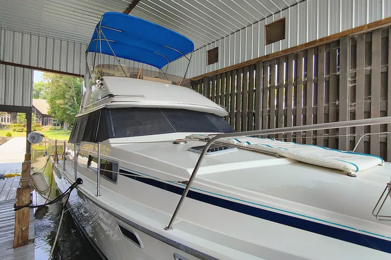 Slide: The Image of Bayliner 3818 Motoryacht 1988 - 2