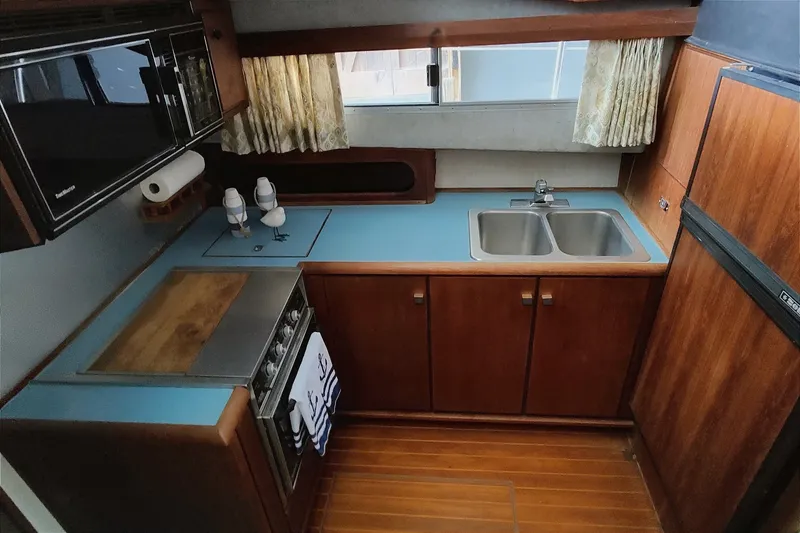 Slide: The Image of Bayliner 3818 Motoryacht 1988 - 28