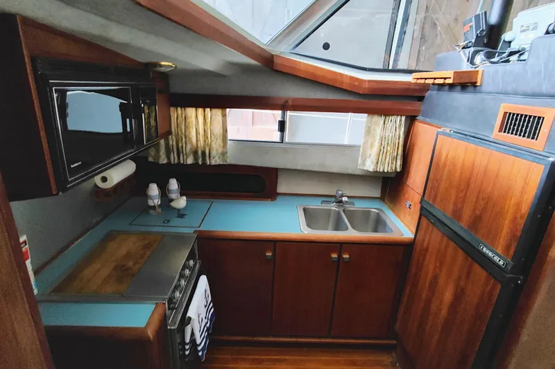 Slide: The Image of Bayliner 3818 Motoryacht 1988 - 30