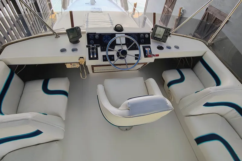 Slide: The Image of Bayliner 3818 Motoryacht 1988 - 13