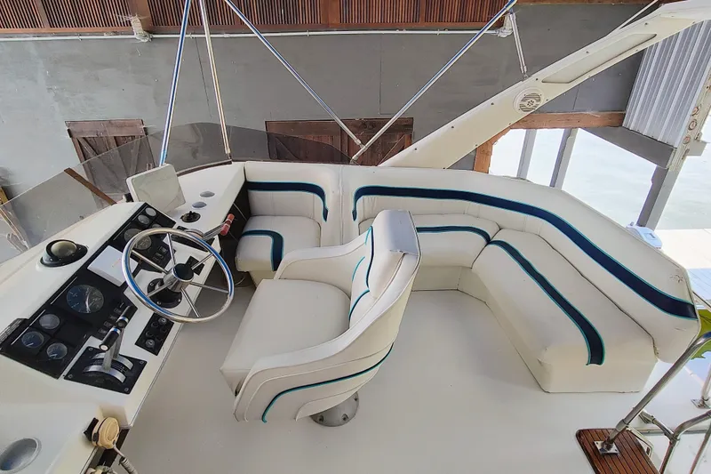 Slide: The Image of Bayliner 3818 Motoryacht 1988 - 14