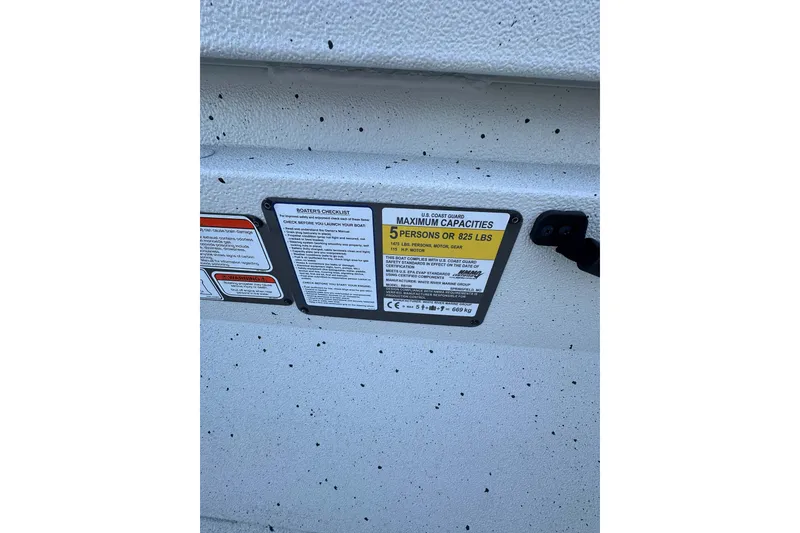 Slide: The Image of 2024 Ranger RB190 Bay boat capacity label, maximum 5 persons or 825 lbs. - 15