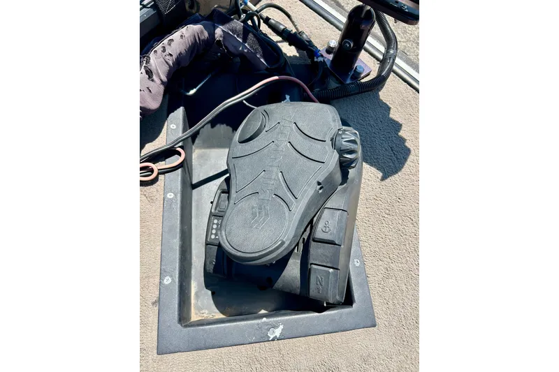Slide: The Image of Foot pedal control on 2006 Ranger 180 Reata boat, featuring anchor and navigation buttons. - 21