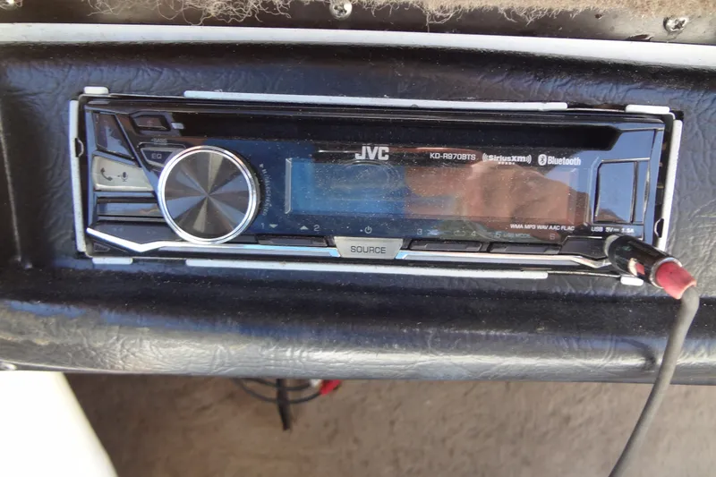 Slide: The Image of JVC car stereo in a 2000 Malibu Sunsetter VLX, featuring Bluetooth and USB connectivity. - 24