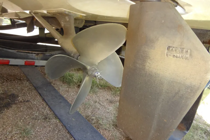 Slide: The Image of Propeller and rudder of a 2000 Malibu Sunsetter VLX boat on a trailer. - 33