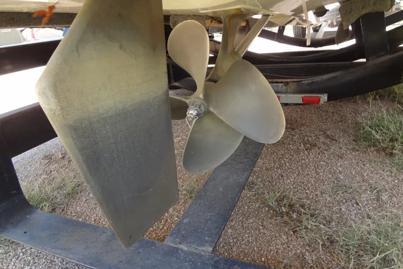 Slide: The Image of Propeller and rudder of a 2000 Malibu Sunsetter VLX boat on a trailer. - 32