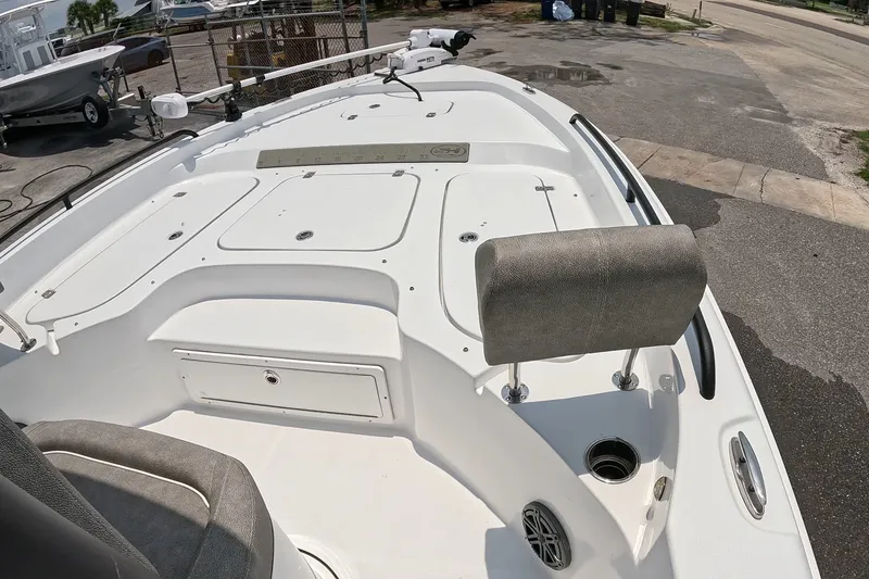 Slide: The Image of 2026 Seahunt BX25FS boat deck with seating and storage compartments. - 18