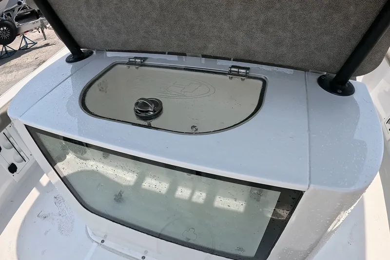 Slide: The Image of 2026 Seahunt BX25FS boat livewell with closed lid, featuring sleek design and sturdy construction. - 14