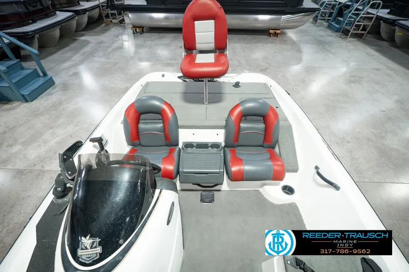Slide: The Image of 1998 Nitro 700 LX SC boat interior with red and gray seating in showroom. - 22