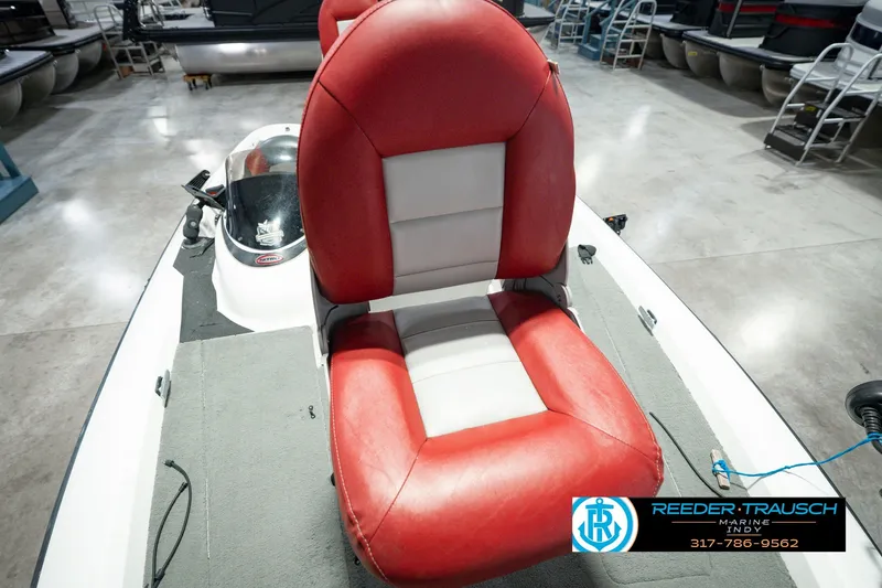 Slide: The Image of Red and gray seat on a 1998 Nitro 700 LX SC boat in showroom. - 41