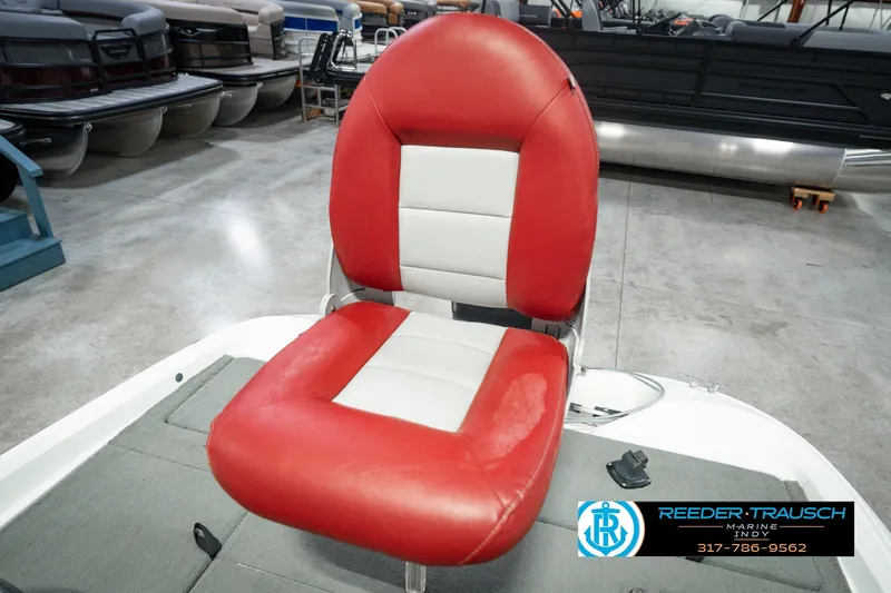 Slide: The Image of Red and white boat seat on a 1998 Nitro 700 LX SC, in a showroom setting. - 43