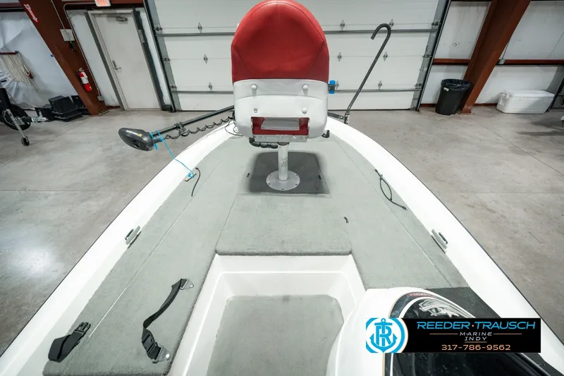 Slide: The Image of 1998 Nitro 700 LX SC boat interior with red seat and gray carpet. - 18