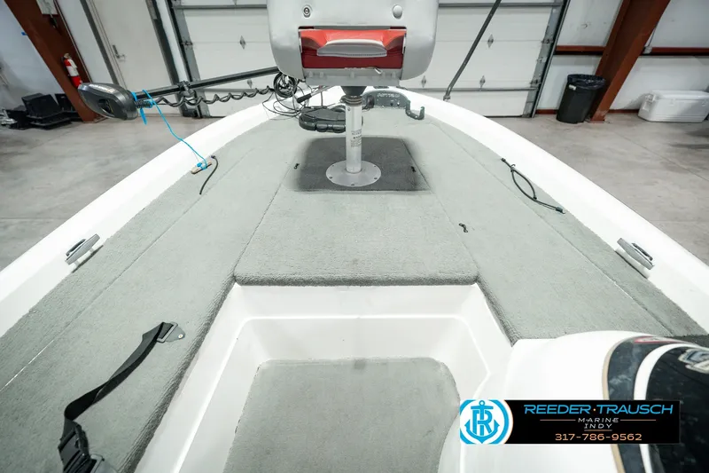 Slide: The Image of 1998 Nitro 700 LX SC boat interior with gray carpet and fishing seat. - 26