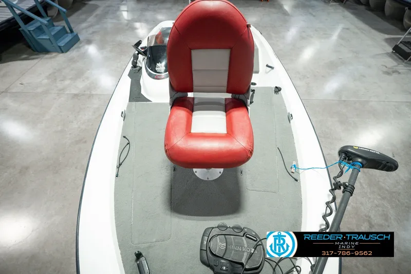 Slide: The Image of 1998 Nitro 700 LX SC boat interior with red seat and trolling motor. - 21