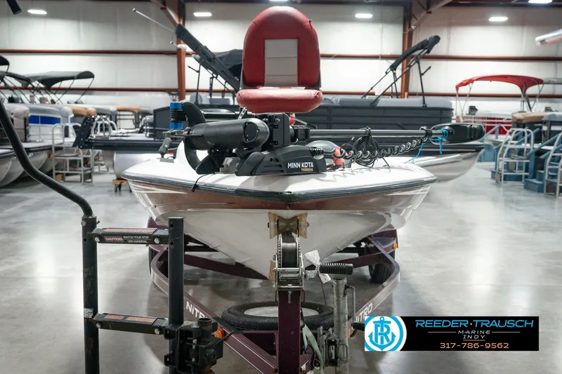 Slide: The Image of 1998 Nitro 700 LX SC boat in showroom, featuring Minn Kota trolling motor. - 2