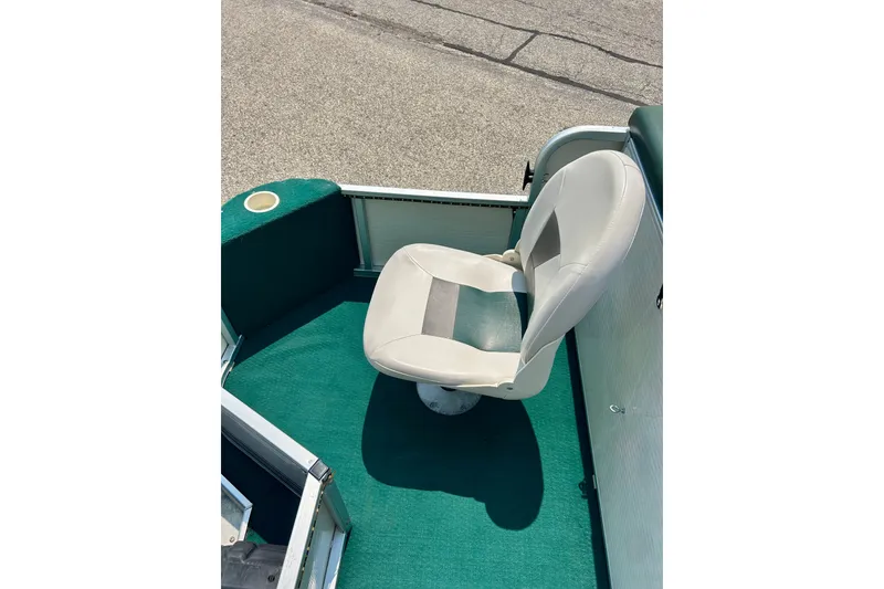 Slide: The Image of White seat on 2003 Misty Harbor 2080CF boat with green carpet. - 39