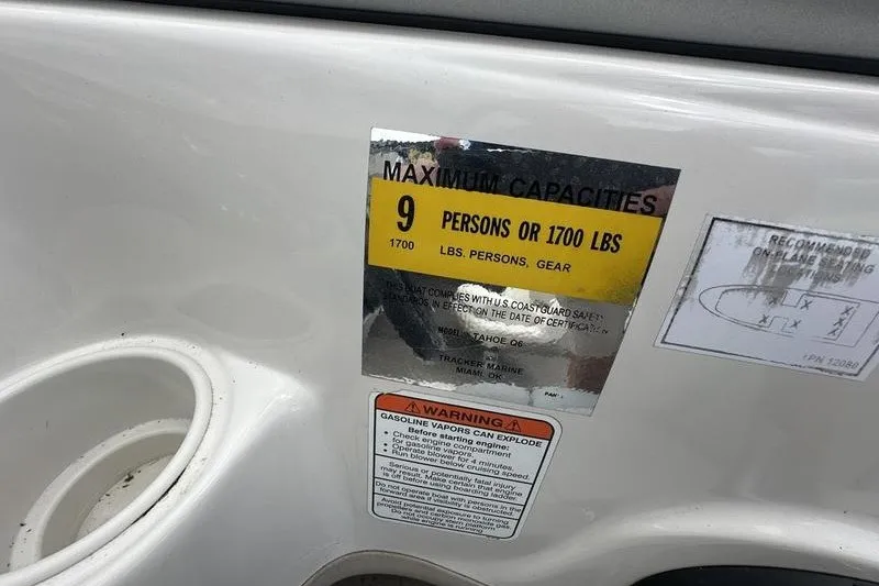 Slide: The Image of Capacity label on 2008 Tahoe Q6 Sport, maximum 9 persons or 1700 lbs. - 3