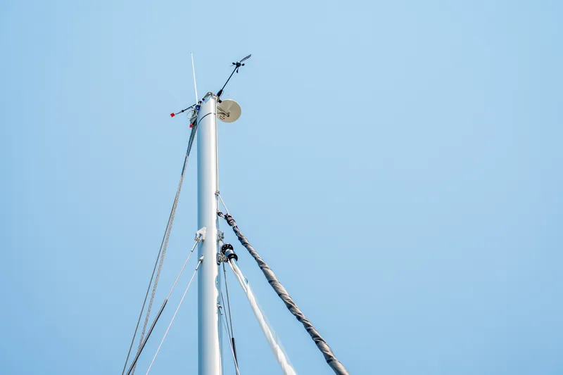 Slide: The Image of Mast of 2026 Lagoon 38 sailboat against clear blue sky. - 25