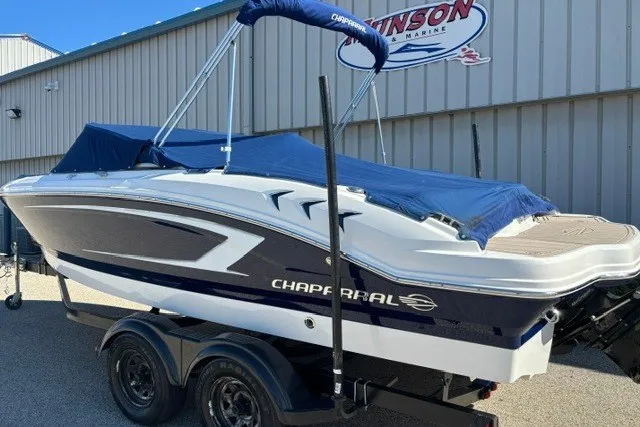 Slide: The Image of 2015 Chaparral 21 SSi Ski & Fish boat with blue cover, parked on trailer. - 6