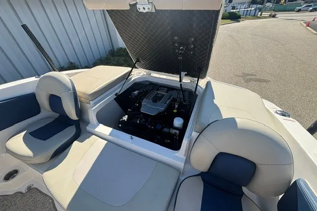 Slide: The Image of 2015 Chaparral 21 SSi Ski & Fish boat engine compartment with open hatch and seating. - 22